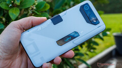 华硕的 &quot;终极 &quot;智能手机这次可能会获得高达 24 GB 的内存，图为 ROG Phone 7 Ultimate。(图片来源：Notebookcheck）