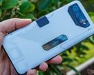 华硕的 "终极 "智能手机这次可能会获得高达 24 GB 的内存，图为 ROG Phone 7 Ultimate。(图片来源：Notebookcheck）