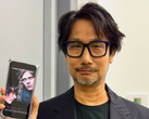Hideo Kojima 在手机上展示 Physint 的海报