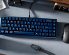 Keychron Q16 HE TMR 键盘与其他外设放在一张桌子上