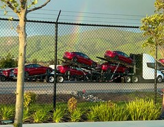 满载新型 Model 3 的特斯拉 Semi。新研究显示电动汽车有助于预防儿童哮喘（图片来源：ALSULTAN_MERIAM on X）
