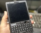 CyberT 看起来像黑莓手机，但由Raspberry Pi CM4 驱动（图片来源：Carbon Computers）