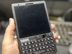 CyberT 看起来像黑莓手机，但由Raspberry Pi CM4 驱动（图片来源：Carbon Computers）