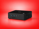 iiyama 迷你电脑，配有前置 USB 端口、一个 USB-C 端口、一个 SD 读卡器和侧面通风孔。