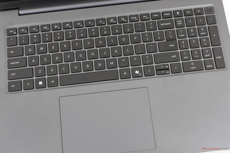 键盘和按键手感与戴尔 Pro 7 14 相似,但触控板更大(13 × 9 厘米),并集成了数字小键盘