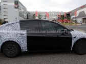 在德国纽博格林附近发现的特斯拉 Model Y L 原型车（图片来源：Carbuzz）