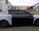 在德国纽博格林附近发现的特斯拉 Model Y L 原型车（图片来源：Carbuzz）