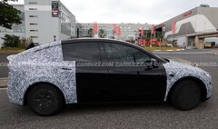 在德国纽博格林附近发现的特斯拉 Model Y L 原型车（图片来源：Carbuzz）