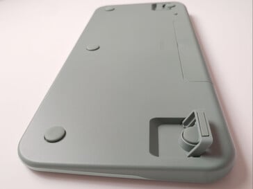 大型橡胶垫可防止键盘滑动。(图片来源:Notebookcheck.net)