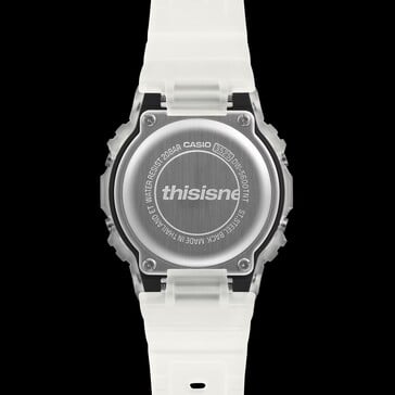 卡西欧G-Shock DW-5600TNT-7表背刻有“thisisneverthat”字样。