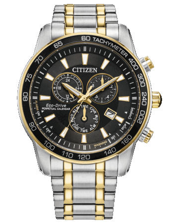 Citizen Classic Eco-Drive 计时码表，配有黑色表盘、双色调 44 毫米不锈钢表壳和表链、测速计表圈、三个小表盘以及日期窗口。