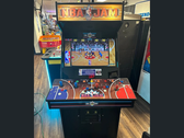 图为 Midway NBA Jam 街机柜（图片来源：r/nostalgia）