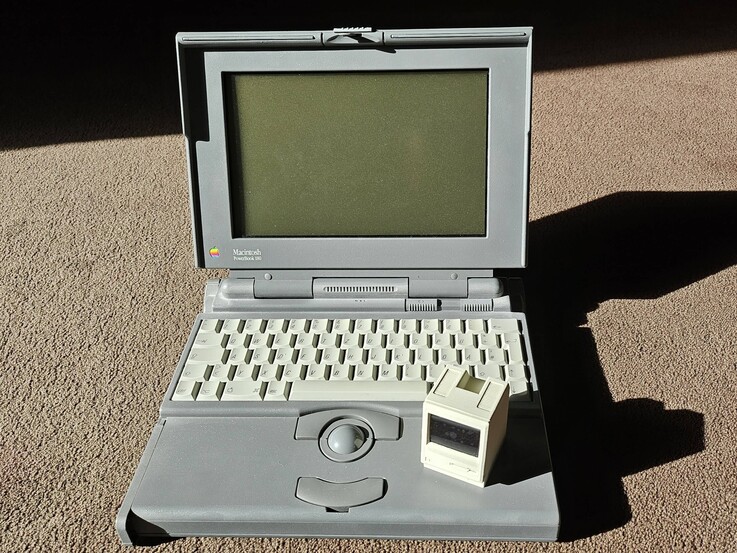 Pico Mac Nano 与 Powerbook 180 的尺寸对比。