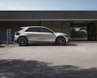 现代 Ioniq 5 正在建筑物前充电（图片来源：现代汽车集团，Unsplash；已裁剪）
