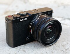 松下宣布为 Lumix S9 推出更紧凑的套机变焦。(图片来源:松下)