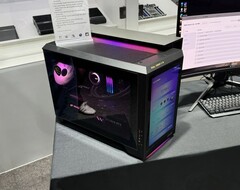 微星即将推出的搭载 RTX 50 的 MEG Vision X AI PC 配备内置显示屏。(图片来源：Cowcotland）