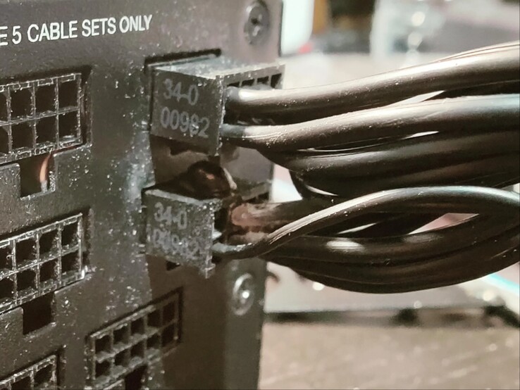 PSU 端的电源线有烧焦的痕迹，连接器有明显的凸起。(图片来源：Reddit 上的 Roachard）