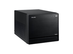 图片显示的是 Shuttle XPC Mini PC 的正面图，它看起来像一个黑色立方体，设计简约。 