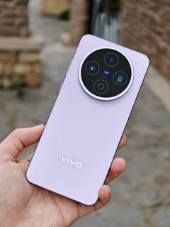 新的 "vivo X200s 在野外 "泄露。(来源：数字聊天站 via 微博）