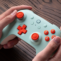 Ultimate 2C 在有线和 2.4 GHz 模式下提供 1,000 Hz 的轮询率。(图片来源：8BitDo）