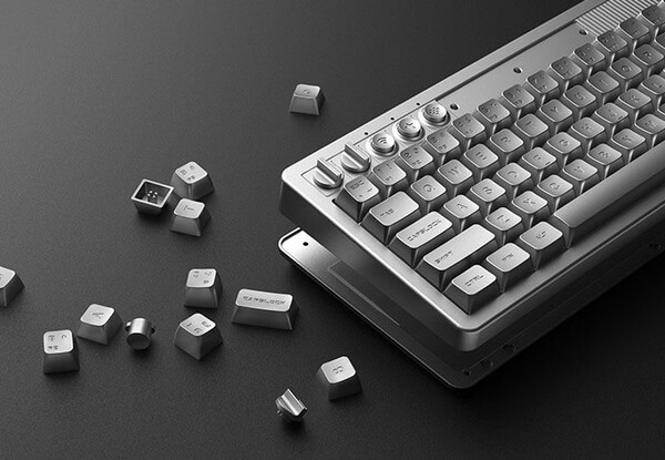 8BitDo Retro 68 键盘 - NES 40th 限量版采用铝制结构。(图片来源：8BitDo）