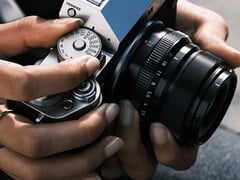 图中所示的富士X-T5预计很快将推出继任机型。