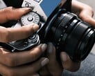 图中所示的富士X-T5预计很快将推出继任机型。