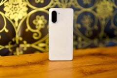 凭借别致的大理石外观和高品质的外壳，OnePlus Nord CE 5 立即给人留下了良好的印象。(图片来源：Notebookcheck）