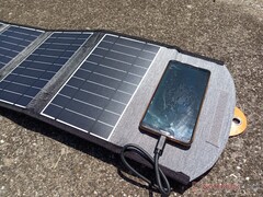有机太阳能电池可将太阳光储存 48 小时以上。图为Choetech 的便携式太阳能充电器（图片来源：Allen Ngo，Notebookcheck）