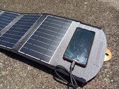 有机太阳能电池可将太阳光储存 48 小时以上。图为Choetech 的便携式太阳能充电器（图片来源：Allen Ngo，Notebookcheck）