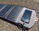有机太阳能电池可将太阳光储存 48 小时以上。图为Choetech 的便携式太阳能充电器（图片来源：Allen Ngo，Notebookcheck）