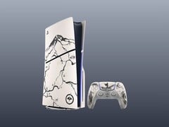 PS5 及其手柄，带有定制的 Ghost of Yotei 皮肤。