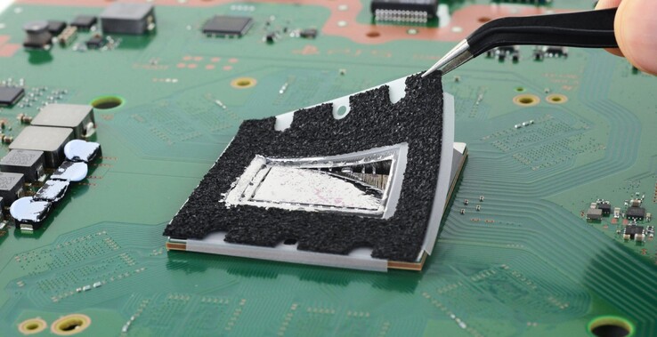 有一些密封件可以将 PS5 内部的液态金属固定到位（图片来源：iFixit）