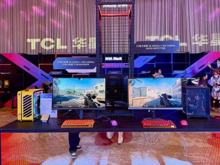 飞利浦 Evnia 27M2N5500XD 和 AOC Agon AGP277QK 展示。(图片来源：飞利浦）