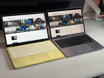 MacBook Neo（左）与 MacBook Air M1（右）