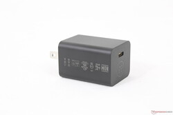 非常小（~4.6 x 3.5 x 3 厘米）的 65 瓦通用 USB-C 交流适配器