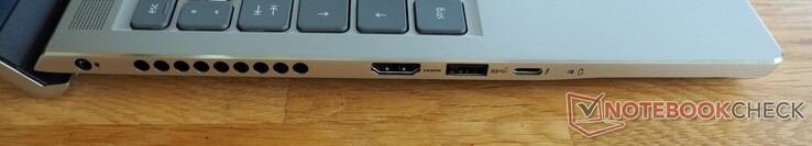 左侧。电源、HDMI 2.0、USB-A 3.2 Gen 1、Thunderbolt 4（包括DisplayPort）。