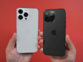 iPhone 15 Pro Max的假人和iPhone 14 Pro Max一起。(来源：MacRumors)