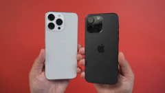 iPhone 15 Pro Max的假人和iPhone 14 Pro Max一起。(来源：MacRumors)