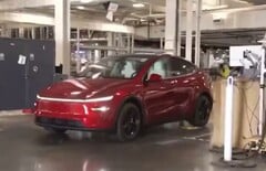 拉拉-特朗普（Lara Trump）在参观 Giga Texas 工厂时，一辆特斯拉 Model Y 自动驶向停车场（图片来源：特斯拉北美公司 on X