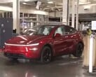 拉拉-特朗普（Lara Trump）在参观 Giga Texas 工厂时，一辆特斯拉 Model Y 自动驶向停车场（图片来源：特斯拉北美公司 on X