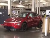 拉拉-特朗普（Lara Trump）在参观 Giga Texas 工厂时，一辆特斯拉 Model Y 自动驶向停车场（图片来源：特斯拉北美公司 on X