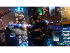 来自《GTA V Enhanced》的截图，展示了新加入的光线追踪技术。一辆自行车在夜色中穿过光滑的街道，一辆警车紧随其后。(图片来源：Steam）