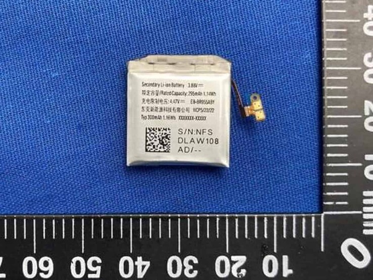 300毫安时电池的 "SM-R95x"，可能是Watch6 Classic或Watch6 Pro型号。(来源: GalaxyClub)