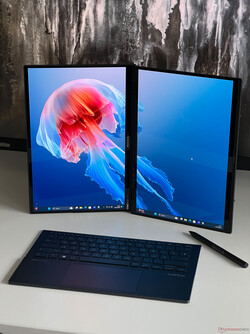 回顾：华硕 Zenbook Duo OLED。测试设备由华硕德国公司提供。