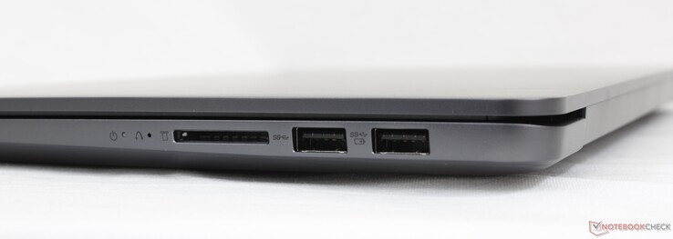 右边。SD读卡器，2个USB-A 3.2 Gen.