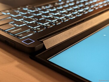 熟悉的铰链和方形电源按钮返回