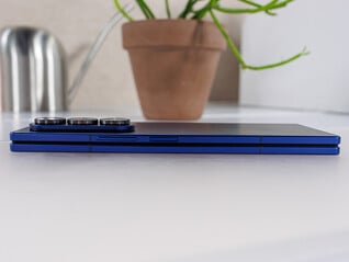 Galaxy Z Fold7 是世界上最薄的可折叠智能手机之一，折叠后（图片来源：Notebookcheck）