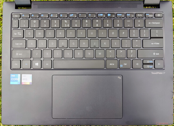 键盘提供了一个体面的打字体验，而触摸板允许以最小的阻力进行流畅的滑行。