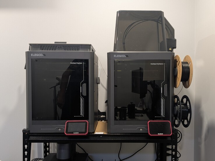 Elegoo Centauri Carbon(左)和 Centauri Carbon 2 Combo(右)。